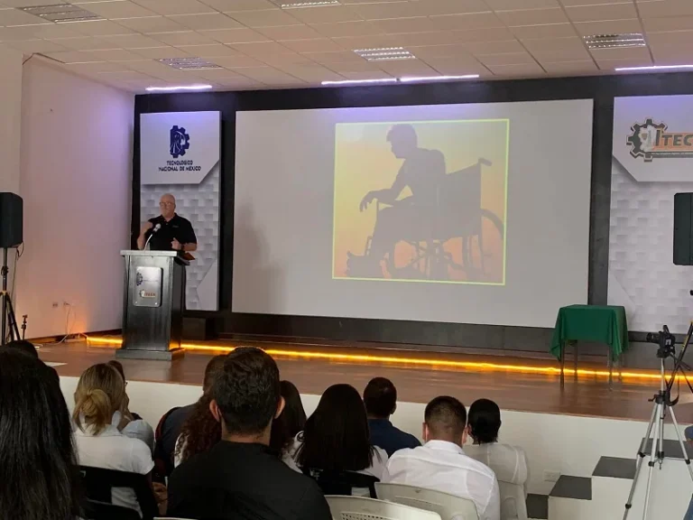 El Campus La Chontalpa recibe a Mark. W Chamberlain con una ponencia magistral. — fotografía 2