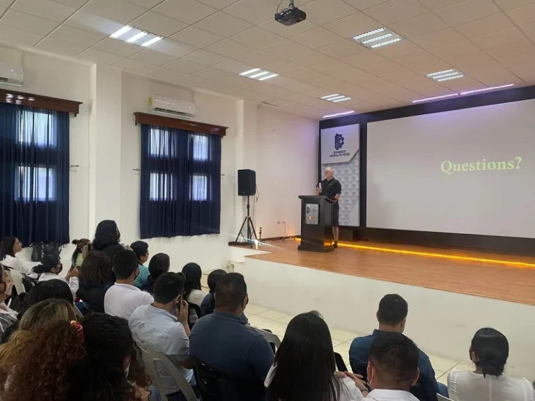 El Campus La Chontalpa recibe a Mark. W Chamberlain con una ponencia magistral. — fotografía 6