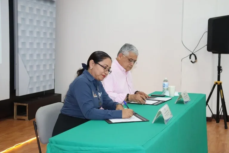Firma de convenio de Colaboración Científica, de Residencia y de Servicio Social con la Comisión Estatal de Agua y Saneamiento (CEAS). — fotografía 3