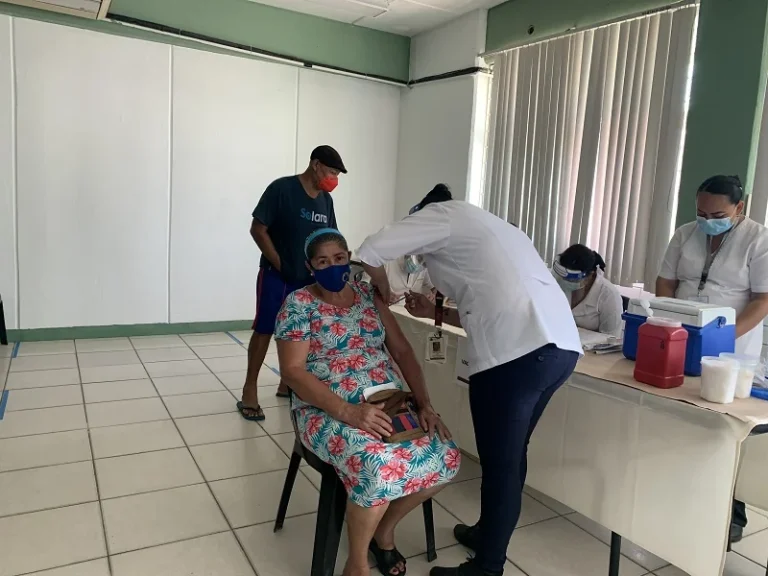 Inicio de campaña de vacunación contra COVID-19 en instalaciones ITECH — fotografía 5