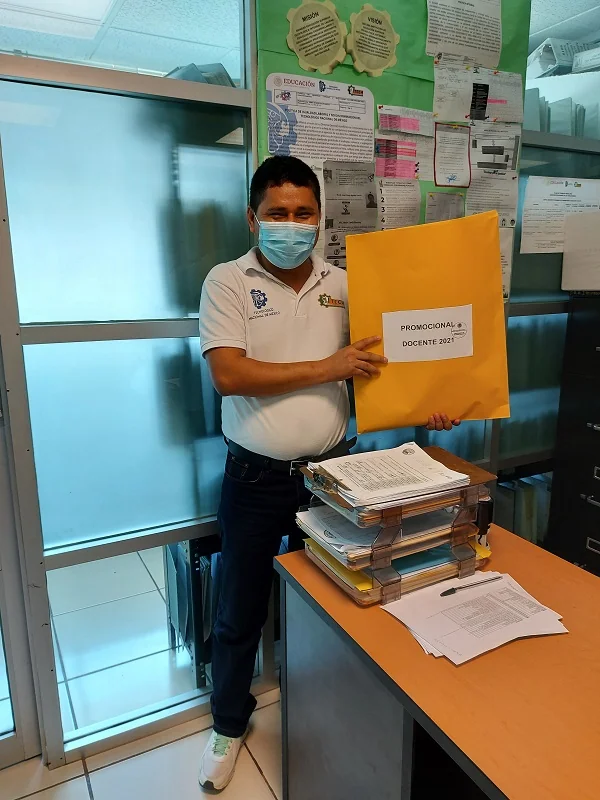 Recibe la comisión dictaminadora los expedientes de los trabajadores que participan en la Promoción Docente 2021 — fotografía 1